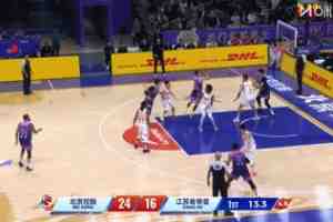 神来之笔!沈梓捷拼下前场篮板 失衡抛投神奇命中打成2+1