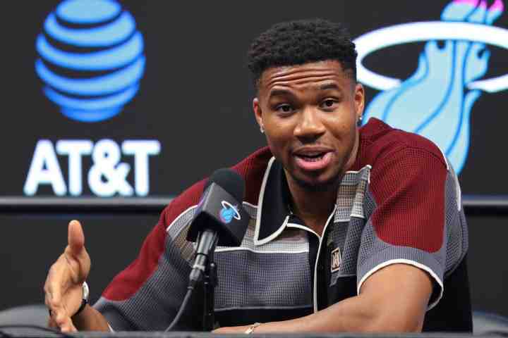 字母哥:眼下NBA最强球队是尼克斯 如果我们做好该做的事就会碰面